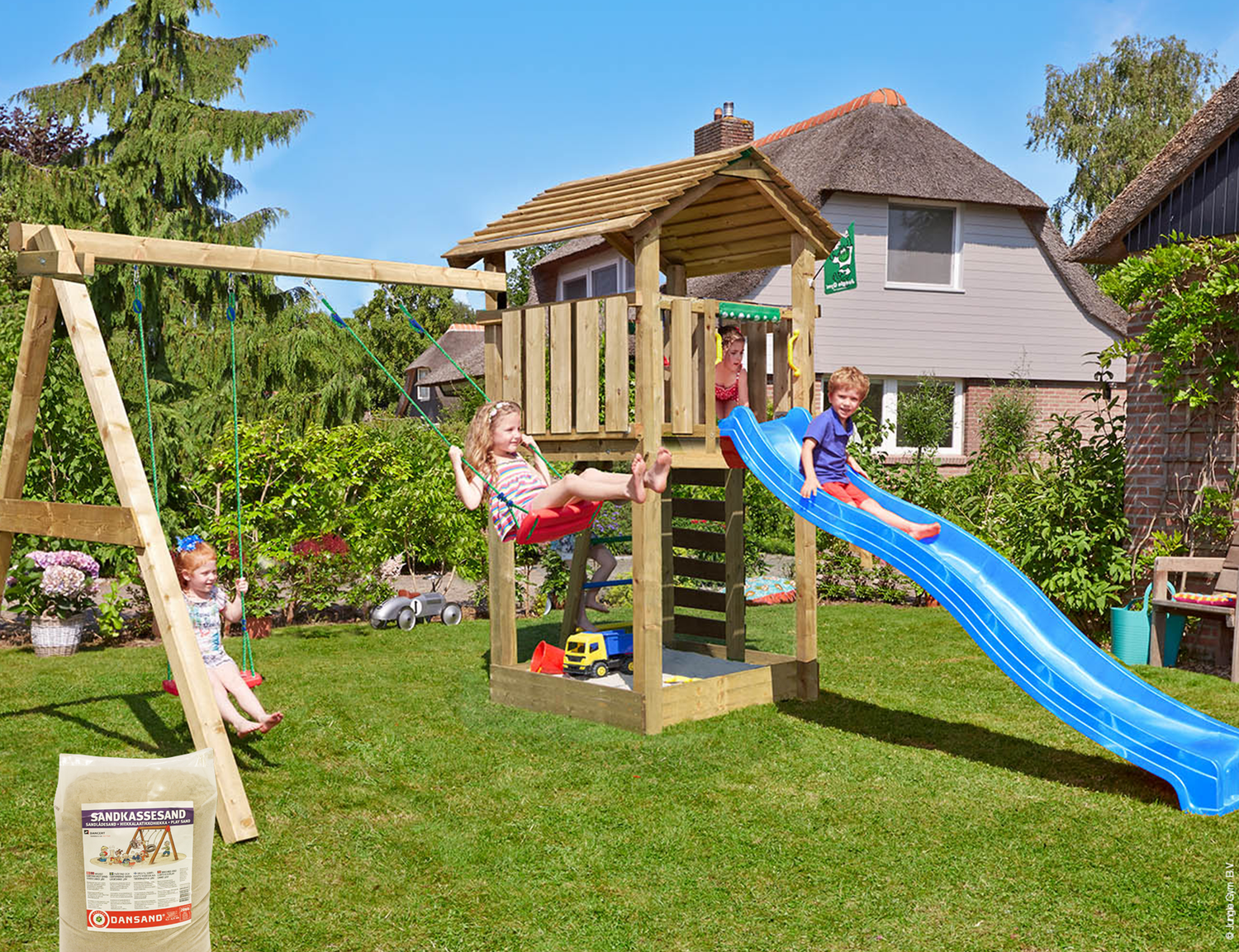 Legetårn Jungle Gym Cottage 2.1 m/2-Swing Modul 220, blå rutschebane og 120 kg sand